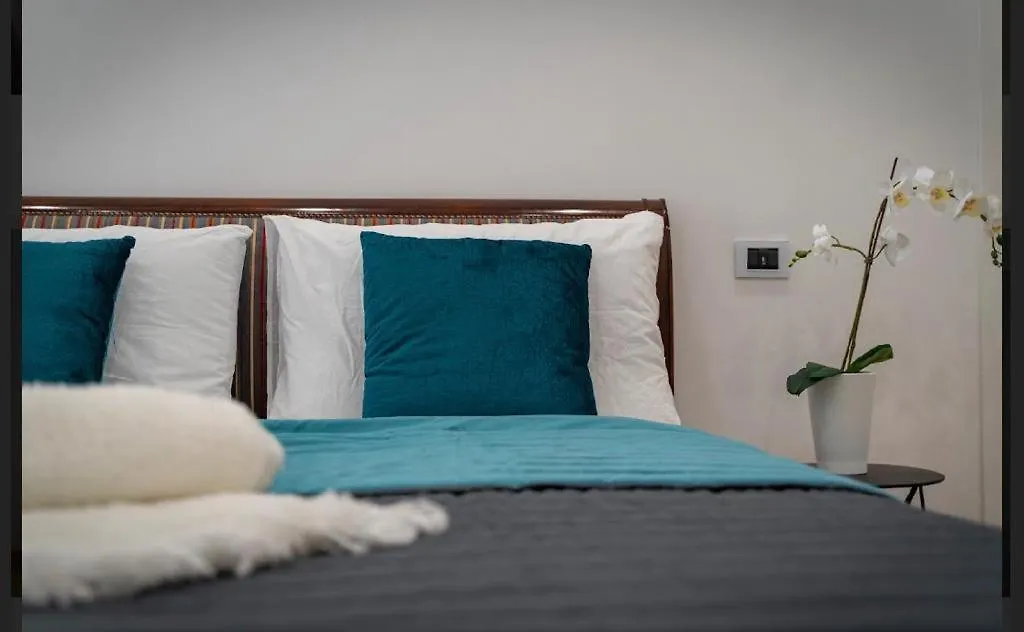 Downtown Napoli B&B - E Si Nun Canto Moro Italy