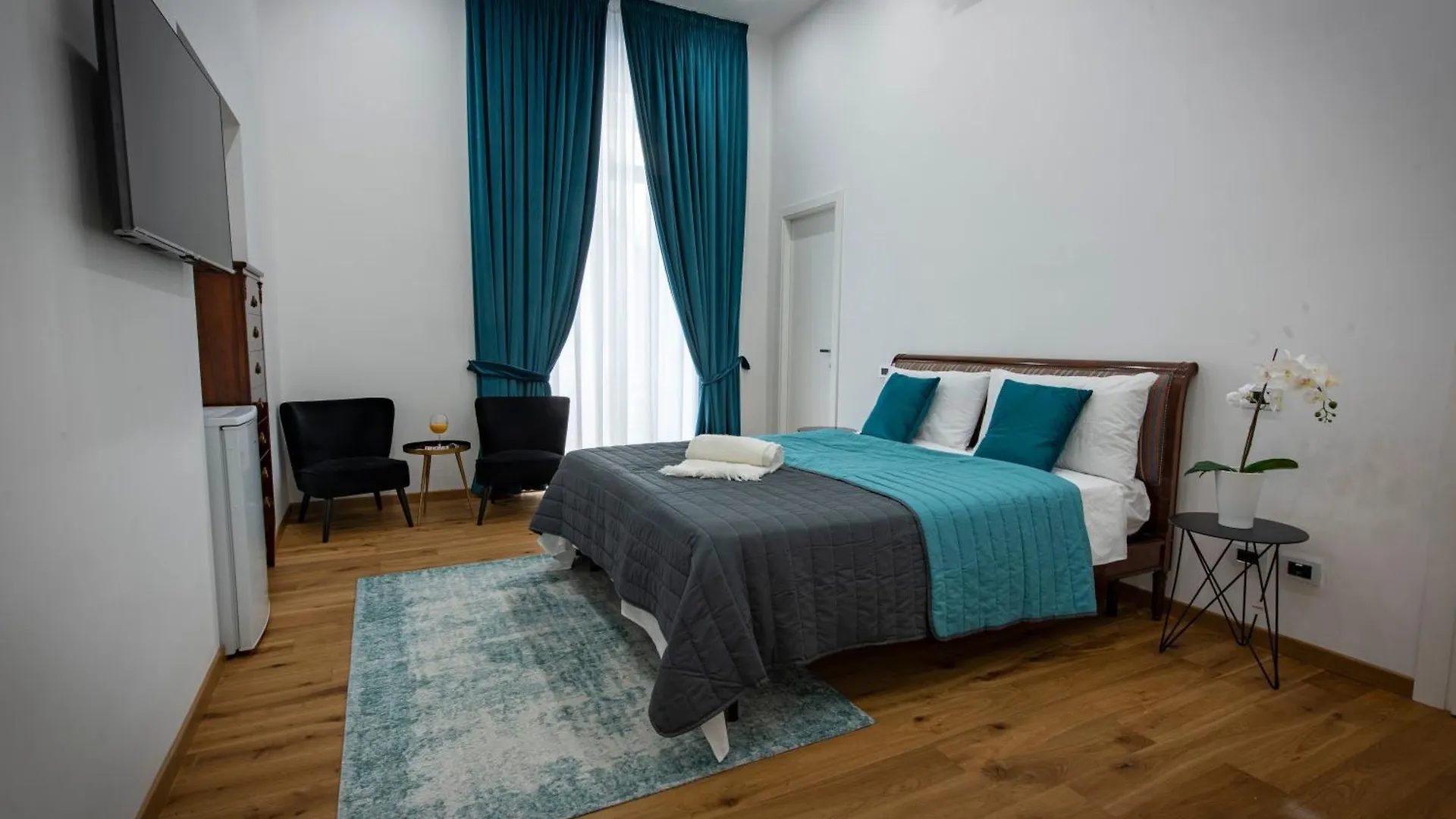 Downtown Napoli B&B - E Si Nun Canto Moro Italy