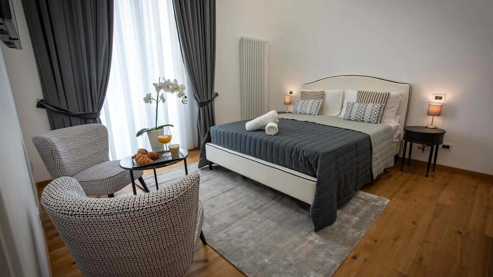 Downtown Napoli B&B - E Si Nun Canto Moro 0*, Naples Italy